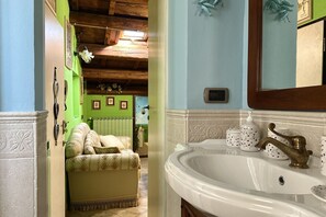 Shower, bidet, towels - SE060 - Delightful attic in the center (Senigallia)