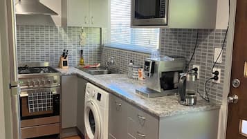 Frigorifero, microonde, piano cottura, bollitore elettrico