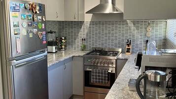 Frigorifero, microonde, piano cottura, bollitore elettrico