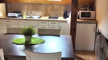 Refrigerador, microondas, lavavajillas y cafetera y tetera