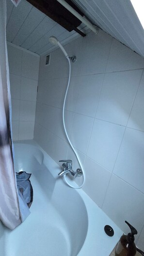 Haartrockner, Handtücher, Seife, Shampoo