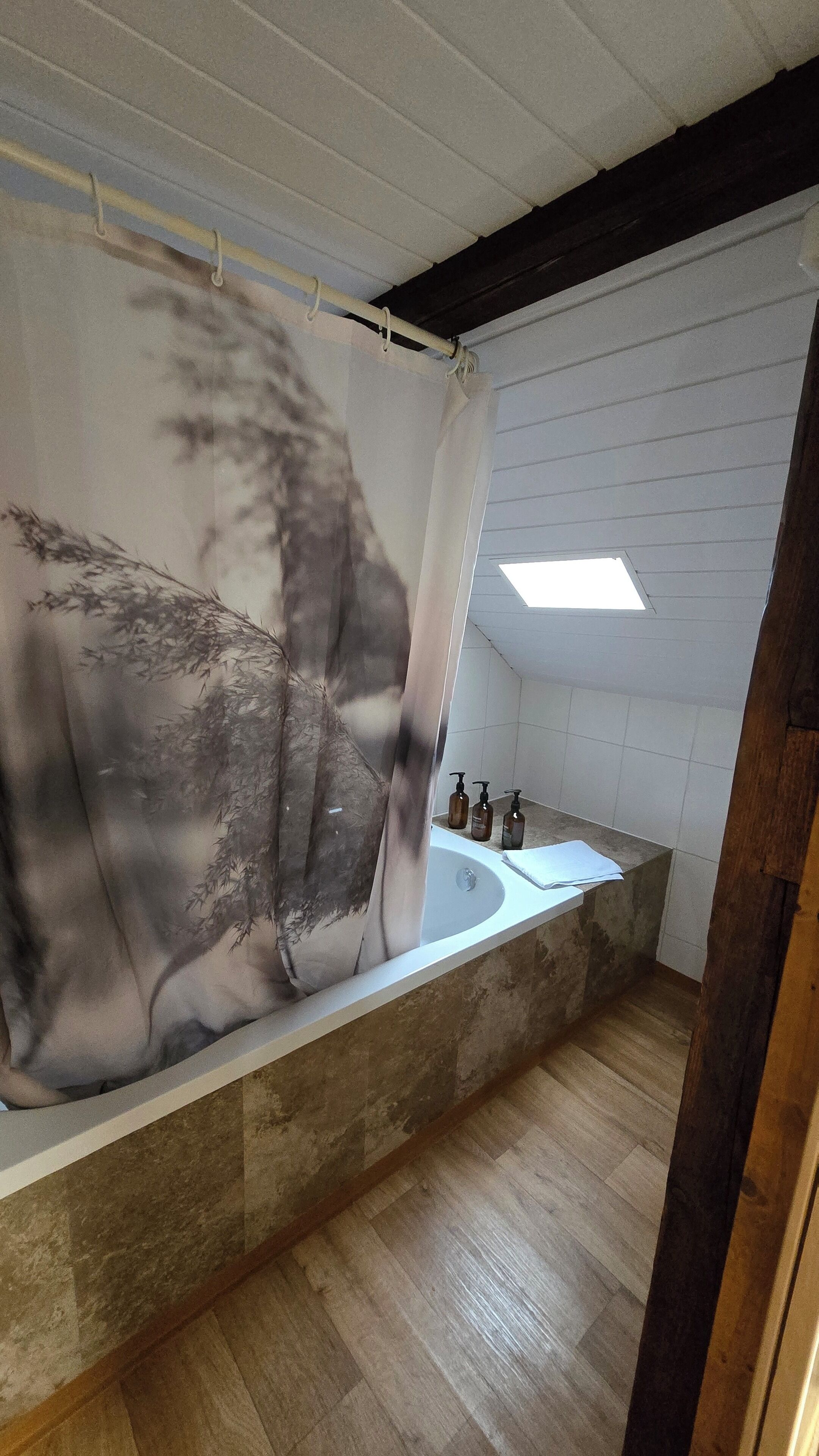 Haartrockner, Handtücher, Seife, Shampoo