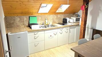 Fridge, microwave, dishwasher, coffee/tea maker