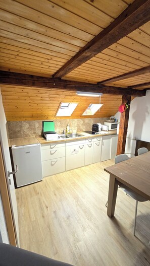Kühlschrank, Mikrowelle, Geschirrspüler
