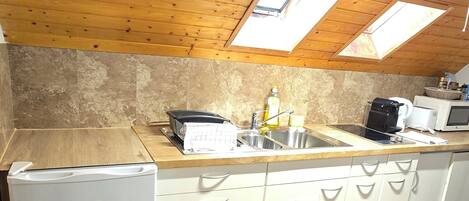 Réfrigérateur, micro-ondes, lave-vaisselle, cafetière/bouilloire