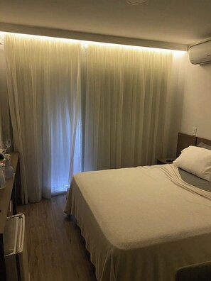 1 chambre, bureau, fer et planche à repasser, Wi-Fi gratuit