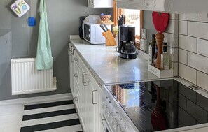 Kylskåp, spishäll, diskmaskin och kaffe- och tebryggare