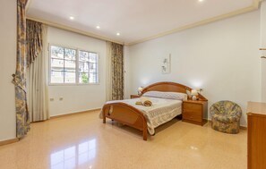 3 chambres, fer et planche à repasser, lit parapluie, Wi-Fi gratuit