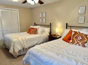 2 bedrooms, desk, iron/ironing board, travel cot - Adorable Downtown Black Mountain Retreat - Steps to Everything (Black Mountain)