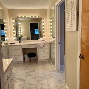 Hair dryer, towels, soap, toilet paper - Adorable Downtown Black Mountain Retreat - Steps to Everything (Black Mountain)