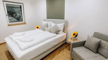 3 bedrooms, iron/ironing board, WiFi, bed sheets