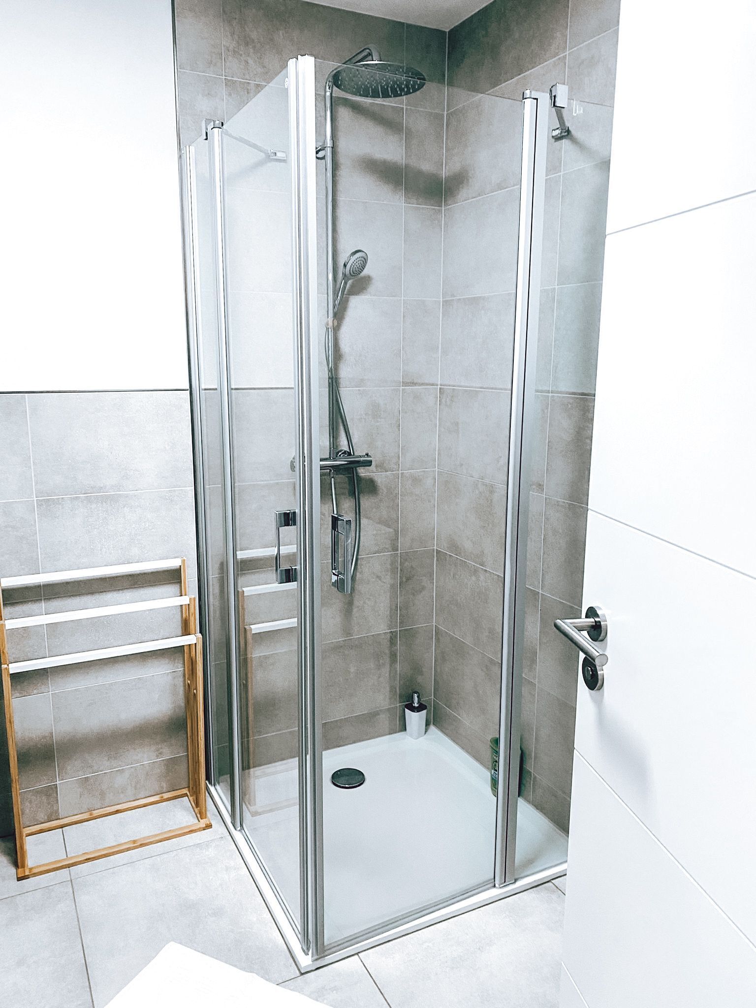 Een douche, een haardroger, handdoeken, zeep