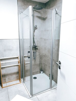 Shower, hair dryer, towels, soap - Modernes Charmantes Apartment 1-7 Personen Wlan Gratis Parkplatz (Passau)
