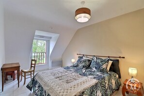 4 bedrooms, iron/ironing board, free WiFi