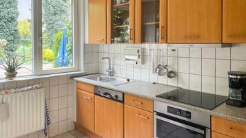 Fridge, dishwasher, coffee/tea maker