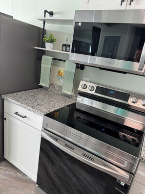 Mikrowelle, Ofen, Herdplatte, Küchenrolle