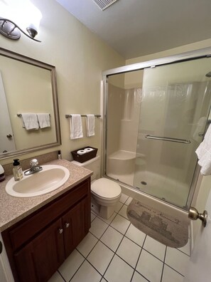 Shower, hair dryer, towels, soap - TimeOut 2! Spacious 2 bed/2bath condo, Sleeps 6, Pool! (Mulberry)
