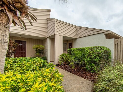 TimeOut 2!  Spacious 2 bed/2bath condo, Sleeps 6, Pool!