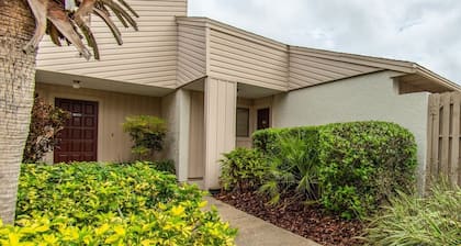 TimeOut 2! Spacious 2 bed/2bath condo, Sleeps 6, Pool!