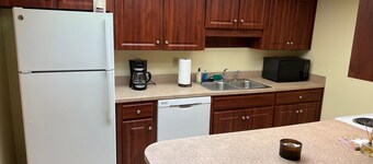 TimeOut 2!  Spacious 2 bed/2bath condo, Sleeps 6, Pool!