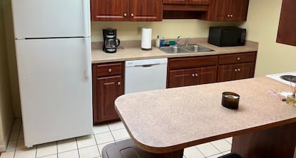 TimeOut 2! Spacious 2 bed/2bath condo, Sleeps 6, Pool!