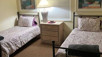 2 slaapkamers, een strijkplank/strijkijzer, reisbedje, gratis wifi