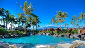 Een buitenzwembad, een verwarmd zwembad