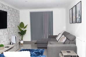Smart-TV, Videospiele, Tischtennisplatte, Drucker