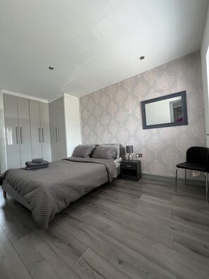 4 camere, una scrivania, ferro/asse da stiro, Wi-Fi gratuito