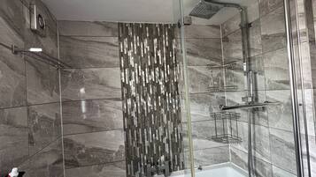 Dusj, boblebad, hårføner og bidé