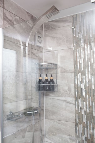Shower, jetted tub, hair dryer, bidet. The Grey Mansion near Manchester City Stadium, Co-Ops LIVE, Piccadilly...