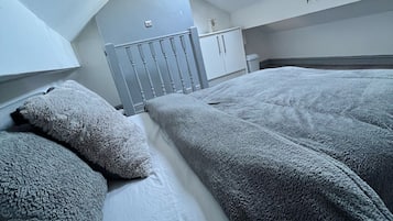 4 slaapkamers, een bureau, een strijkplank/strijkijzer, gratis wifi