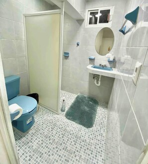 Chuveiro, toalhas de banho, sabonete, shampoo