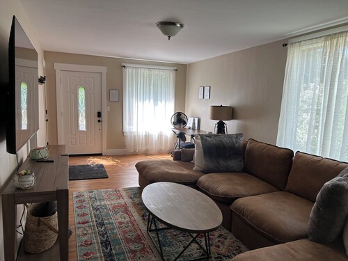 Cozy 3 BR Retreat Near Downtown, Trails & Hot Springs