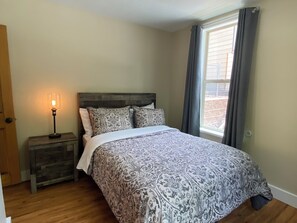 3 habitaciones, escritorio y tabla de planchar con plancha