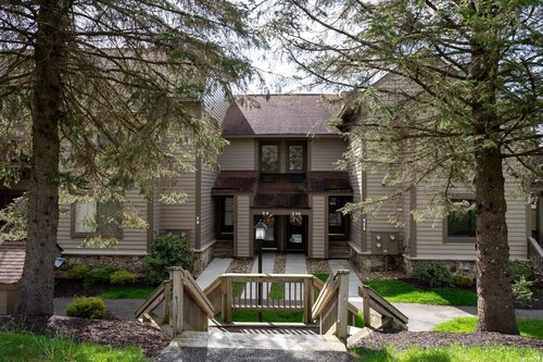 Ski In / Ski Out Condo in Sunridge with Private Hot Tub