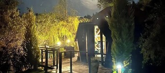 Glamping tipo domo inmerso en la naturaleza rodeado de fauna y mucha paz