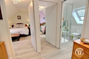 4 Schlafzimmer, Bügeleisen/Bügelbrett, kostenloses WLAN, Bettwäsche