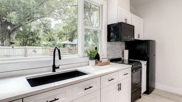Geladeira, micro-ondas, fogão, cooktop