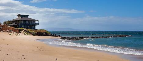 Plage, chaises longues, serviettes de plage