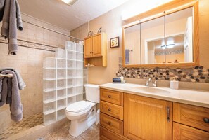 Douche, sĂšche-cheveux, serviettes fournies, papier toilette