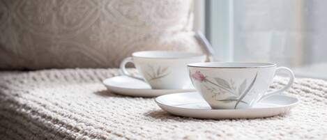 4 quartos, escrivaninha, ferros/tábuas de passar roupa, berço de viagem