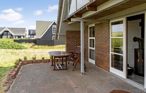 Outdoor dining - Cozy home in Harboøre with WiFi (Harboøre)