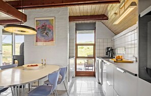 Kylskåp, mikrovågsugn, spishäll och diskmaskin