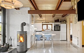 Køleskab, kogeplade, opvaskemaskine, kaffe-/temaskine