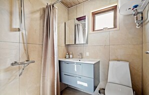 Shower - Cozy home in Harboøre with WiFi (Harboøre)
