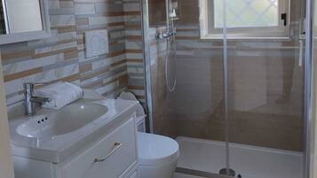 Doccia, asciugacapelli, asciugamani, sapone