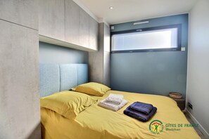 1 habitación, tabla de planchar con plancha, wifi gratis y ropa de cama