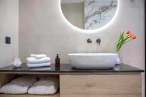 Svit - privat pool | Badrum | Dusch, regndusch, lyxtoalettartiklar och hårtork