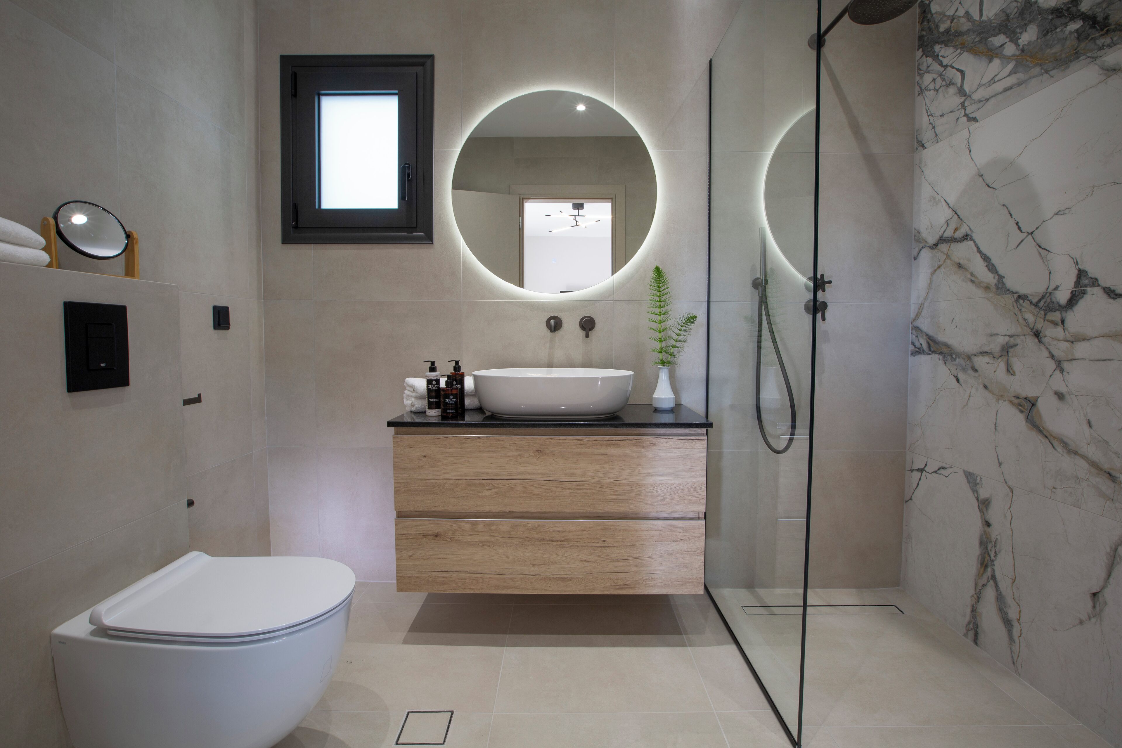 Een douche, een regendouche, designer toiletartikelen, een haardroger